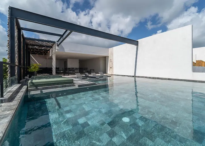 2br Plunge Pool, Rooftop Pool, Gym, Kids Playroom