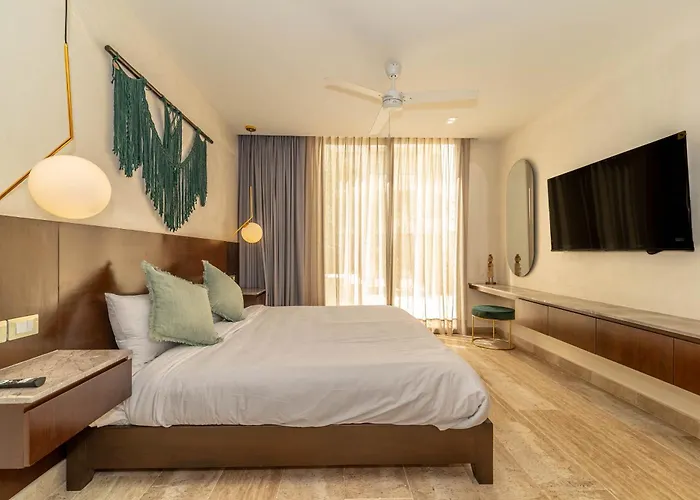 2br Plunge Pool, Rooftop Pool, Gym, Kids Playroom